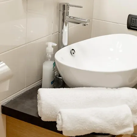 Charming Two Bedroom Venise