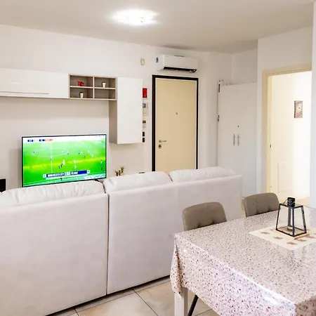 Apartment Charming Two Bedroom *