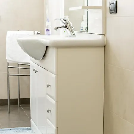 Charming Two Bedroom Private 公寓 *