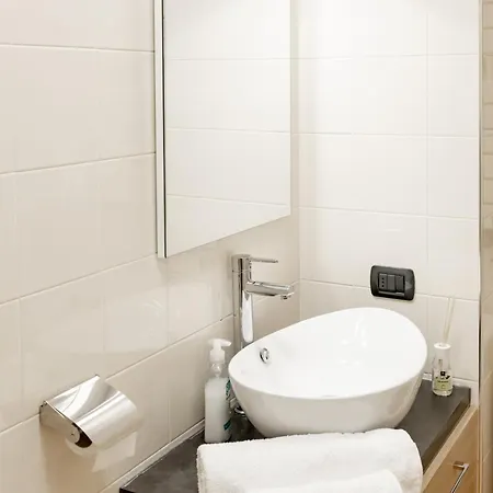 Charming Two Bedroom Private 公寓 *